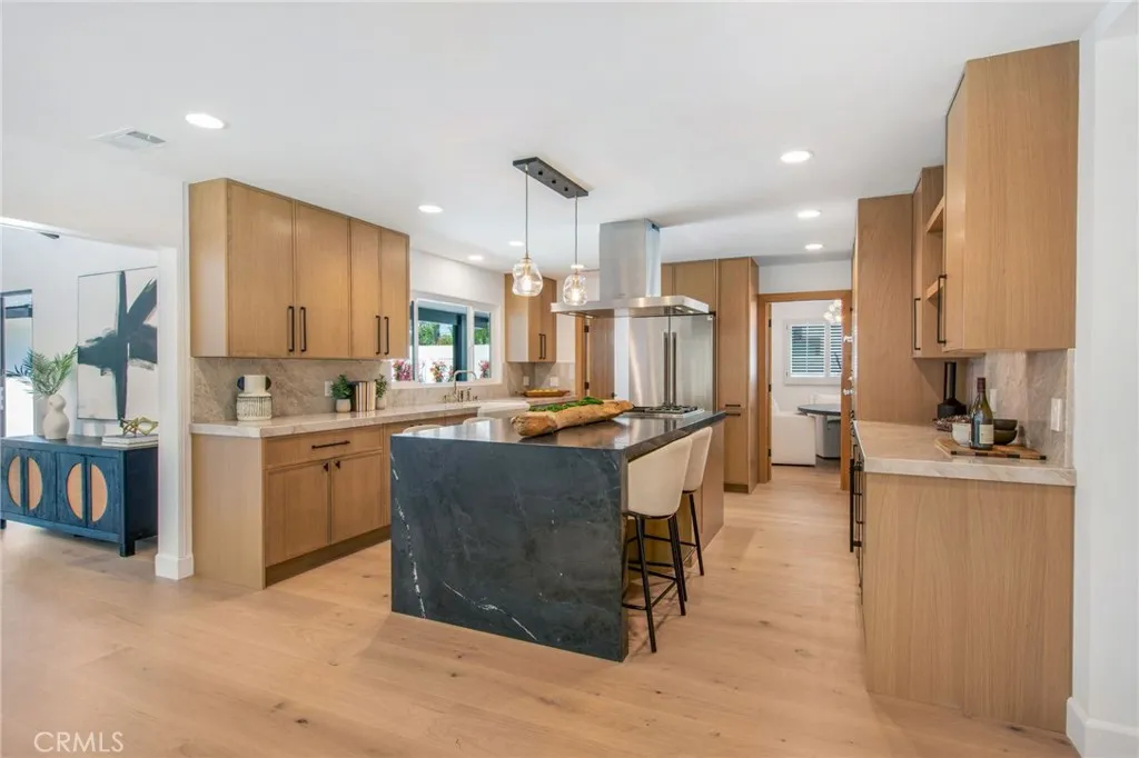 Additional image 7 of 305 Robinhood Ln, Costa Mesa, CA 92627