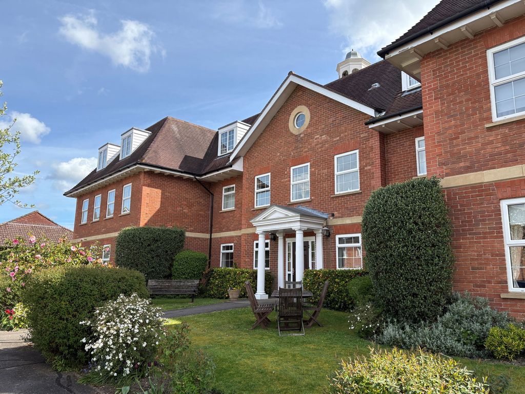 2 bed flat for saleStanford Orchard, Warnham, Horsham RH12