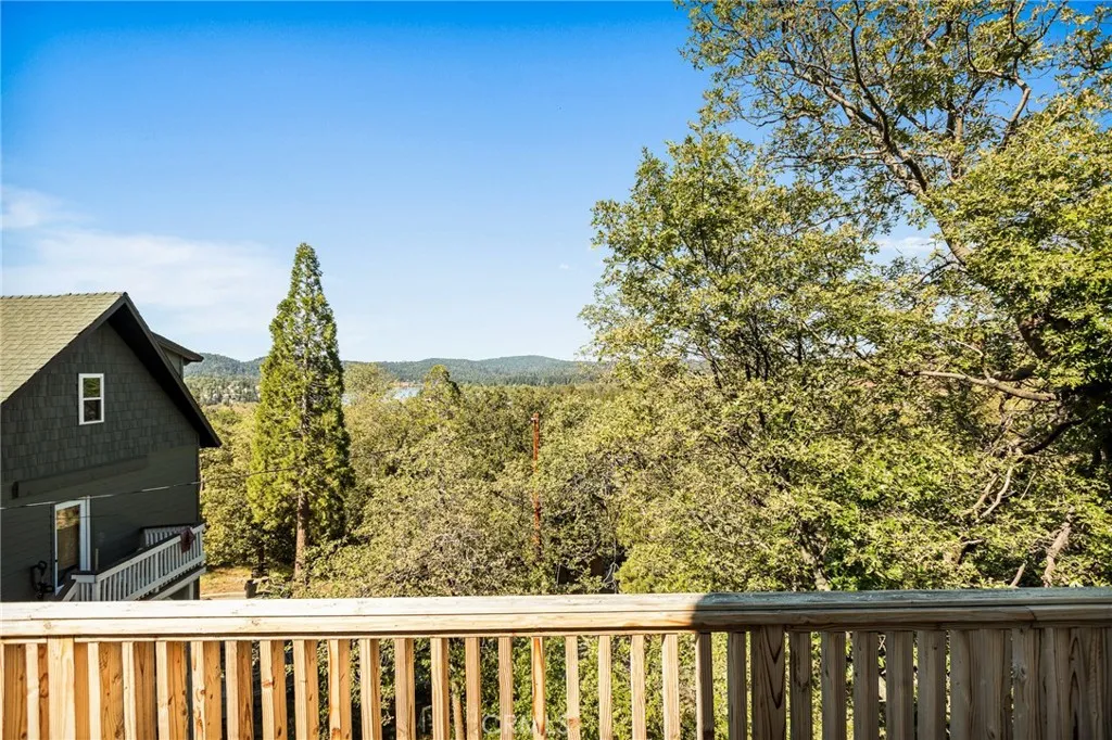 1204 Yellowstone Dr, Lake Arrowhead, CA 92352