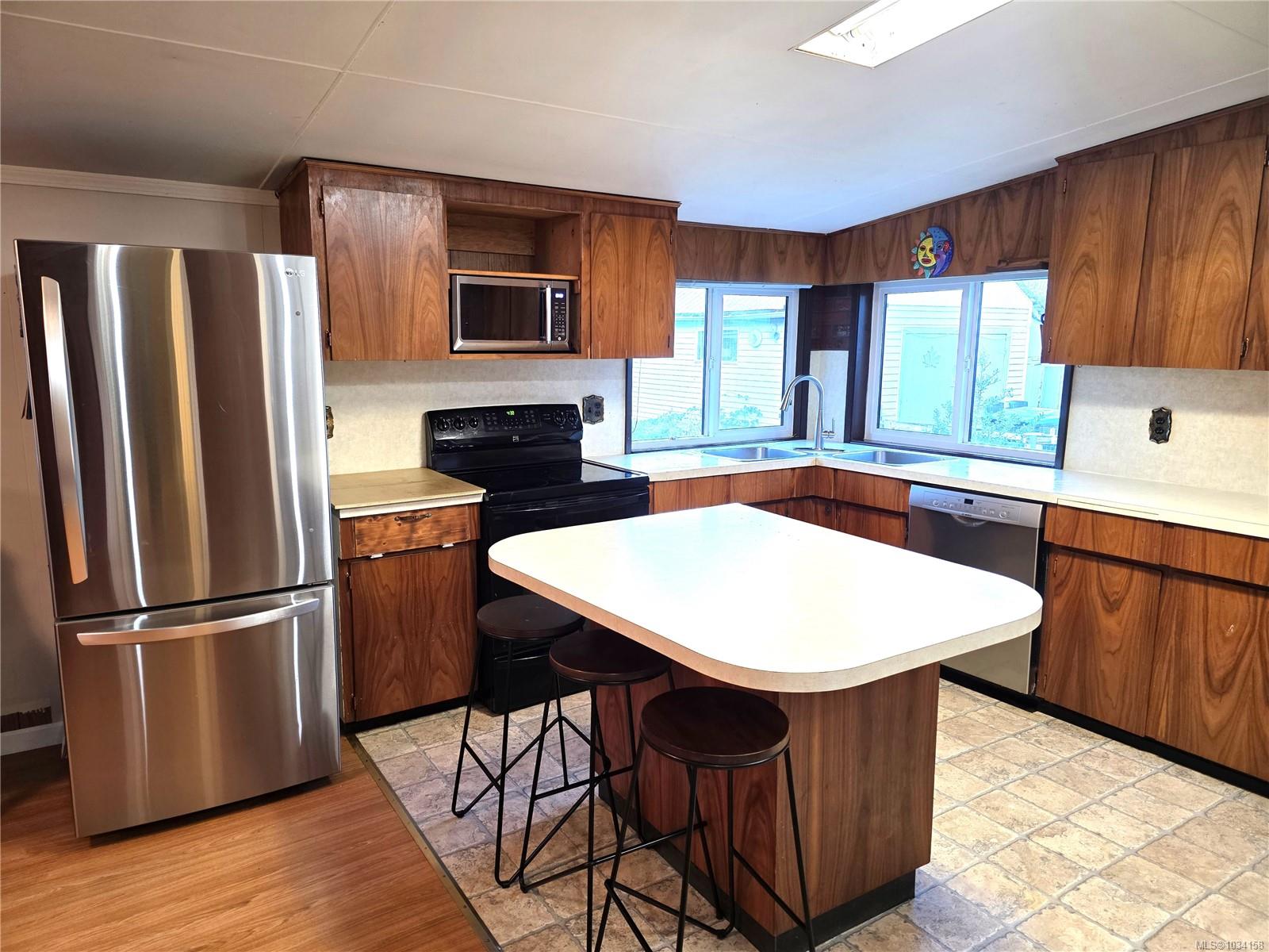 Additional image 3 of 2114 Mckenzie Avenue, Comox, BC, V9M 1M7