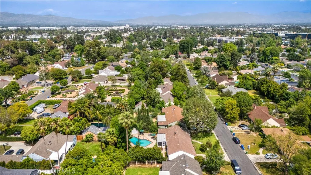 6843 Chisholm Ave, Van Nuys, CA 91406