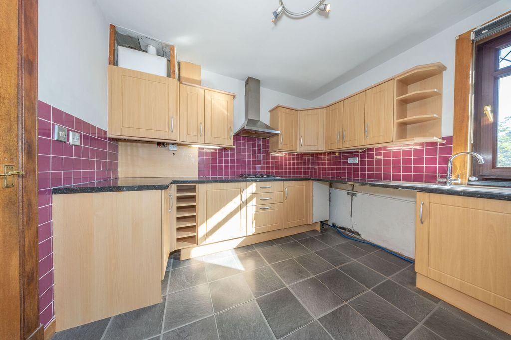 3 bed flat for saleParkhead Crescent, West Calder EH55 photo 5
