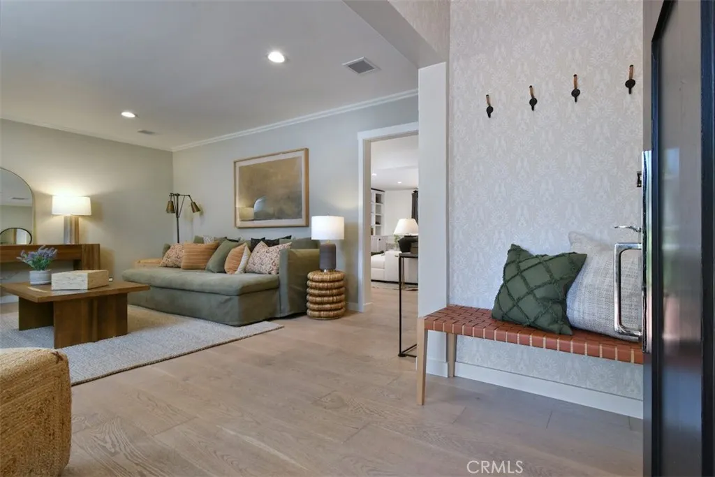 4242 Saugus Ave, Sherman Oaks, CA 91403 photo 2