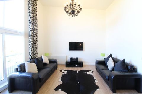 Queens Crescent, Top Floor AB15