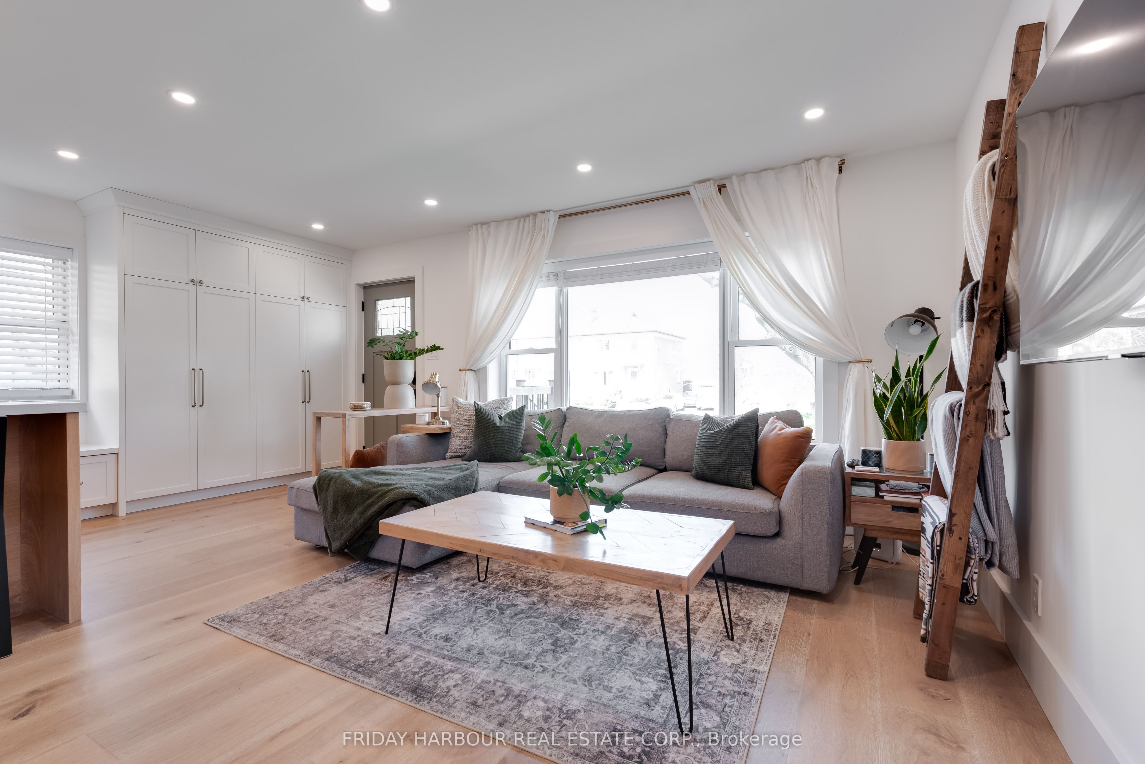 16 Robindale Avenue, Toronto, ON, M8W 4A9 photo 4