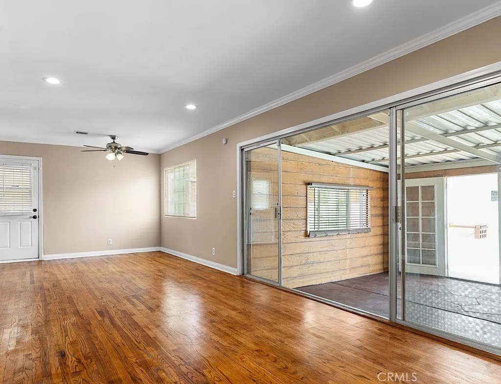 16637 Victory Boulevard, Van Nuys, CA 91406 photo 4