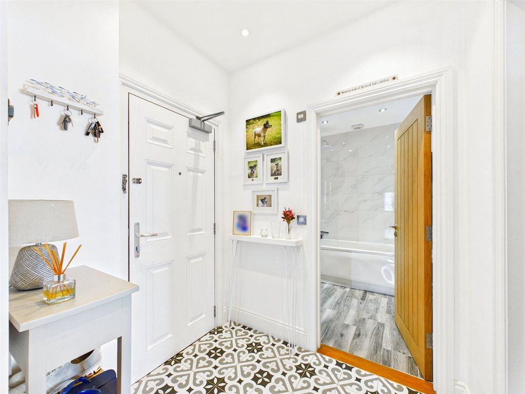 Additional image 13 of 2 bed flat for saleUndercliff Road West, Felixstowe, Suffolk IP11