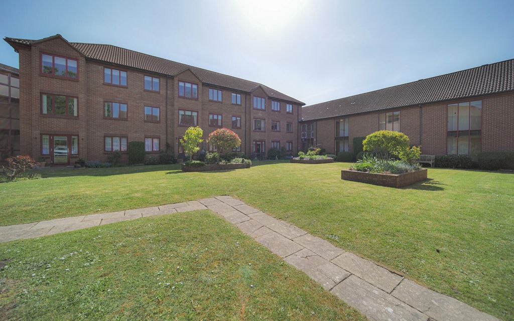 2 bed flat for saleCrown House, Melksham SN12 photo 2