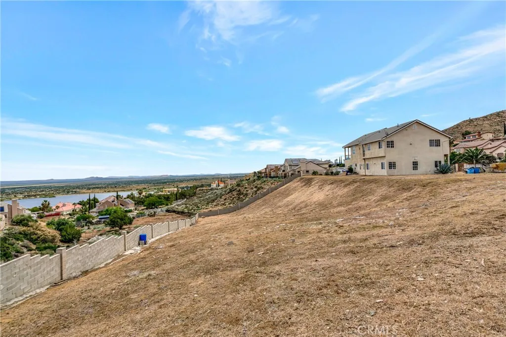 345 Lakeview Dr, Palmdale, CA 93551