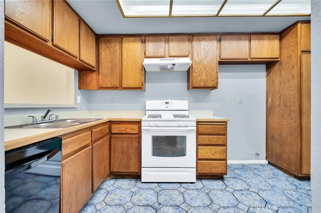 955 E 3rd St Unit 202, Long Beach, CA 90802 photo 2