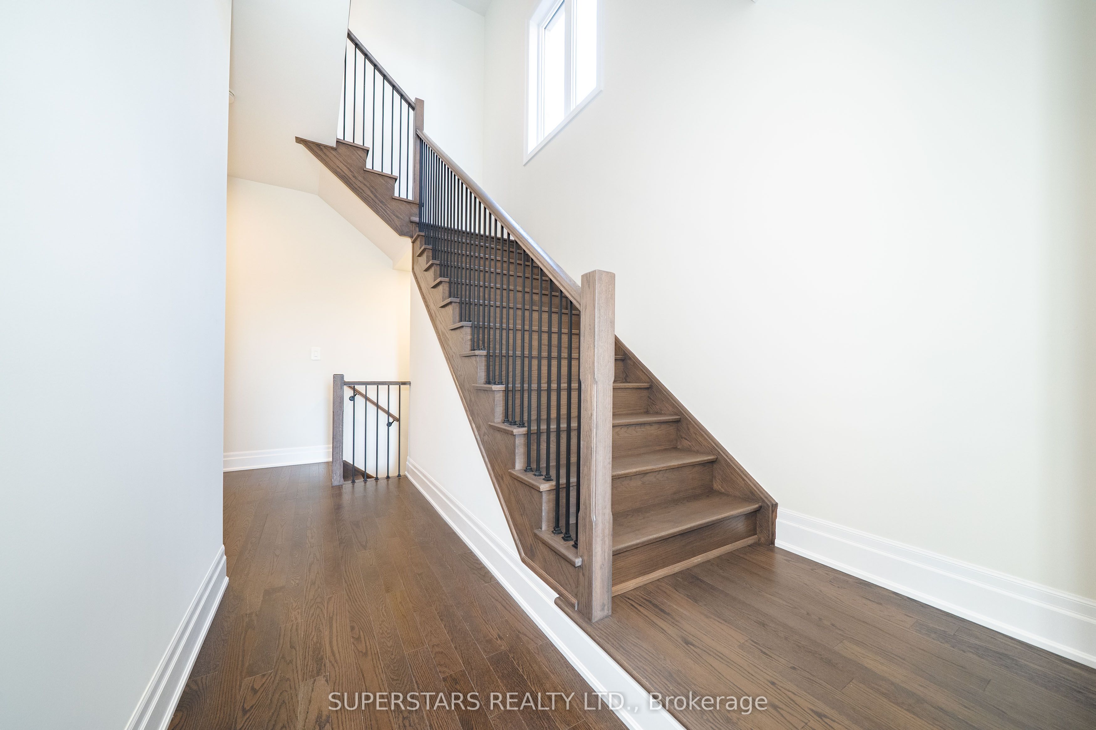 215 Archerhill Circle, Aurora, ON, L4G 4E2 photo 4
