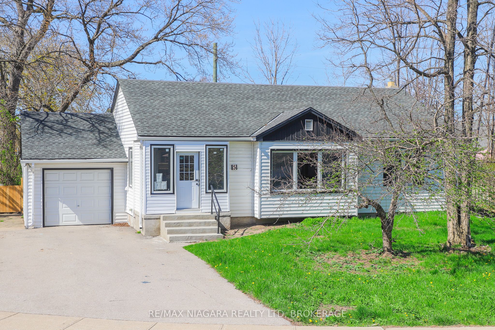 5 Meadowvale Drive, St. Catharines, ON, L2N 3Z6