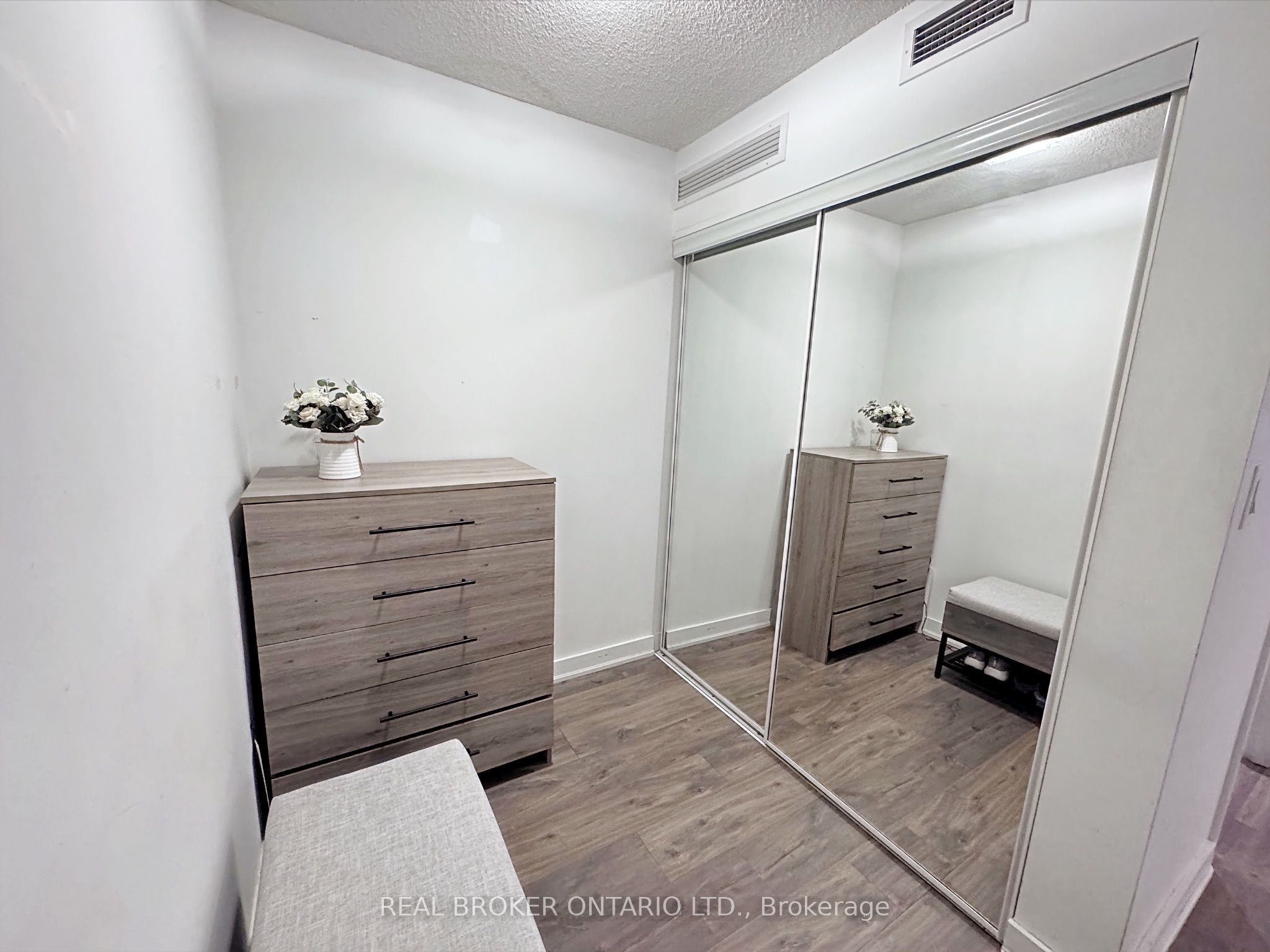 Additional image 4 of 857-10 Capreol Court, Toronto, ON, M5V 4B3
