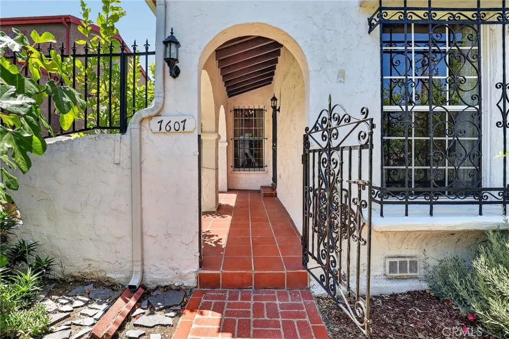 Additional image 3 of 7607 8th Avenue, Los Angeles, CA 90043