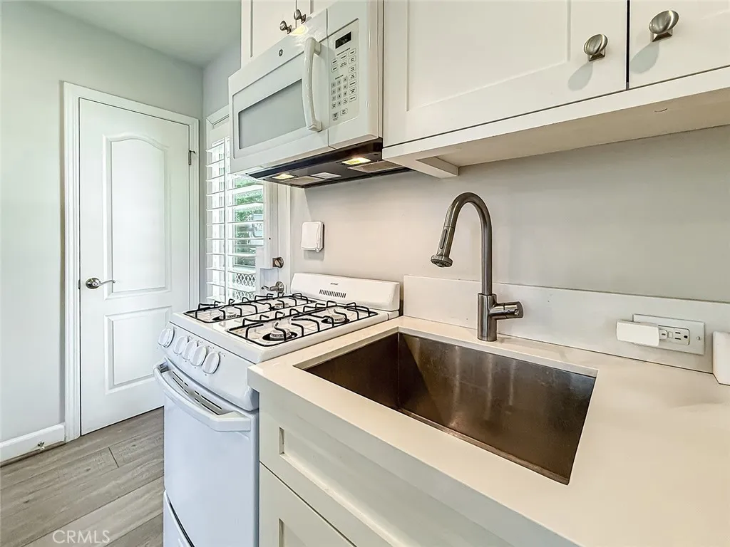 23433 Hatteras St, Woodland Hills, CA 91367