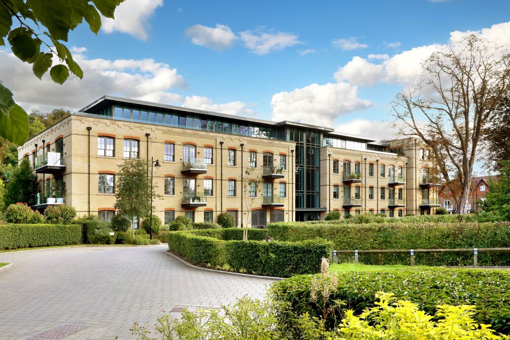 Additional image 24 of 4 bed flat for sale24 Glen Island Taplow, Maidenhead SL6