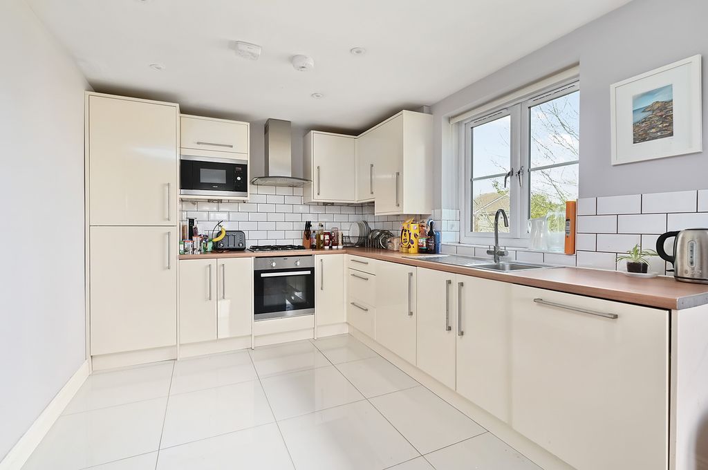 Additional image 4 of 2 bed flat for saleSomerset Road, Farnborough GU14