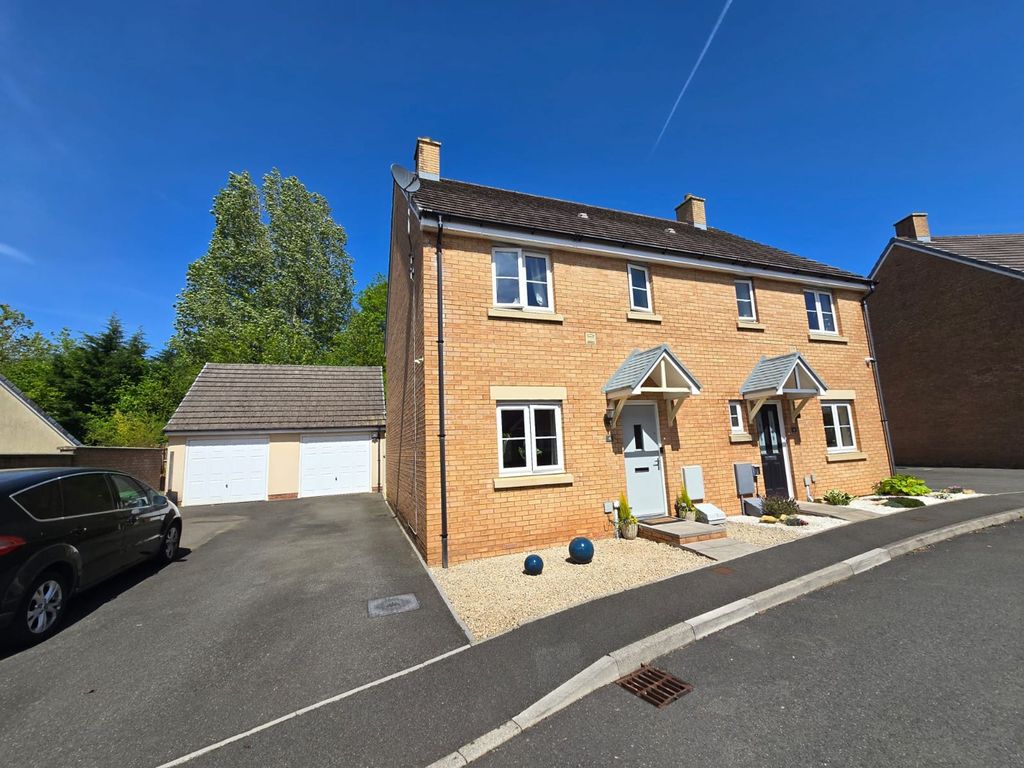 3 bed semi-detached house for saleCoity, Bridgend CF35