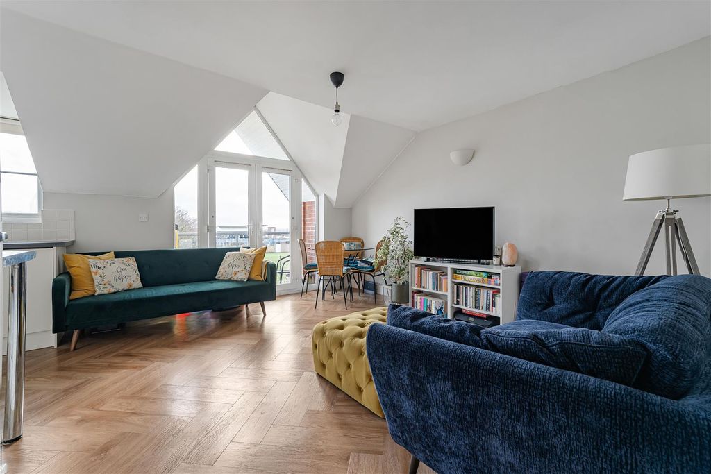 Additional image 2 of 2 bed flat for saleAshgrove Court, Bath Road, Maidenhead SL6