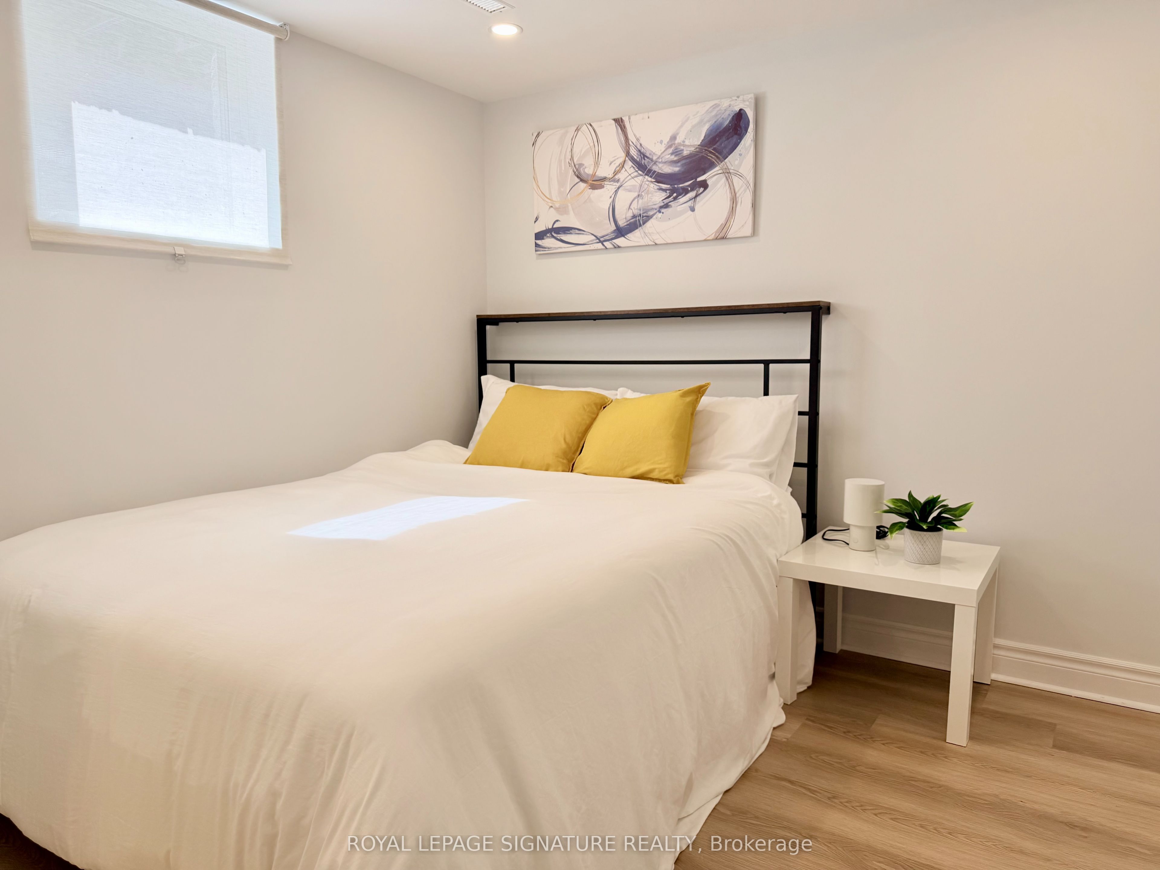 Room 2-450 Abington Avenue, Mississauga, ON, L5A 1L7