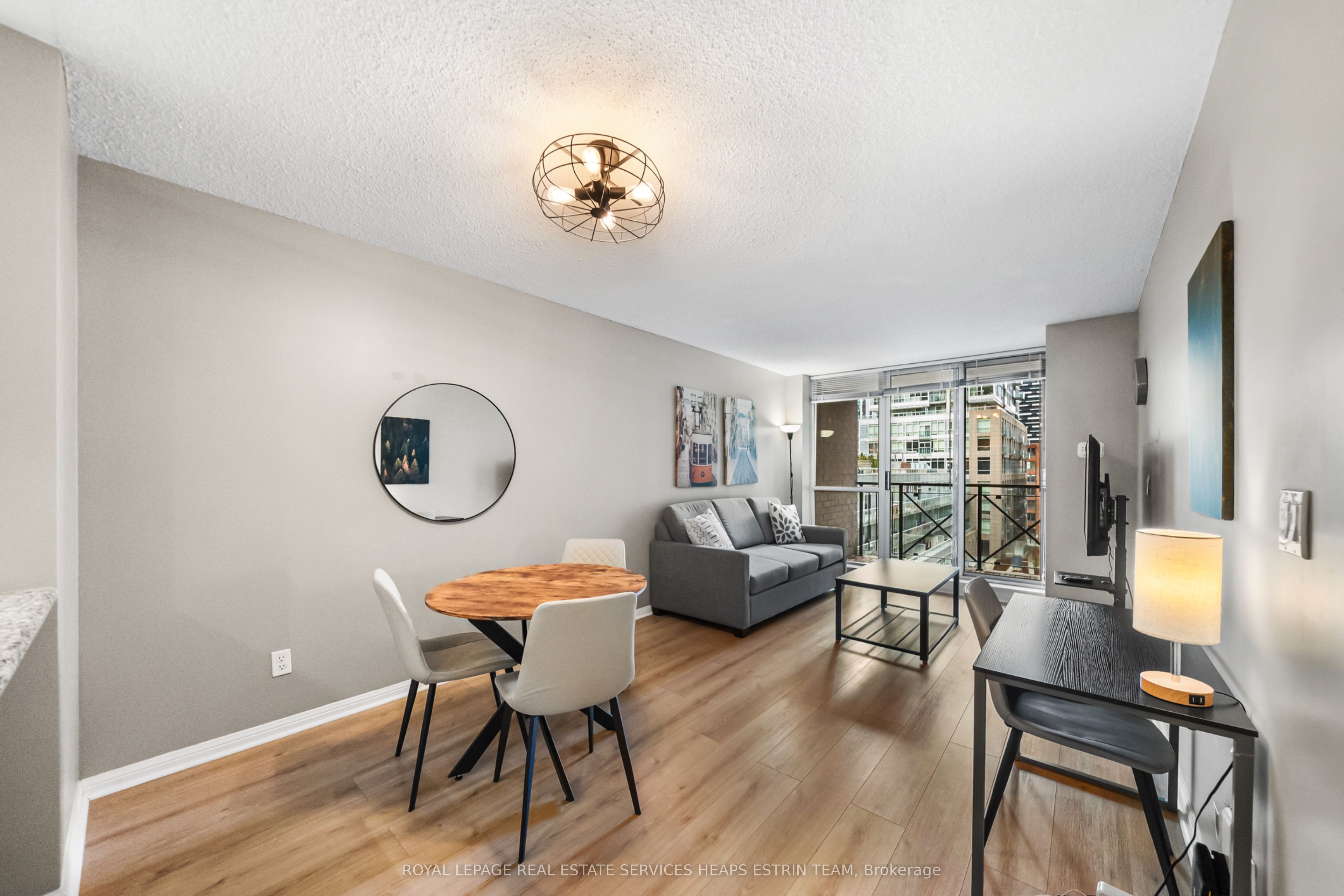 702-140 Simcoe Street, Toronto, ON, M5H 4E9
