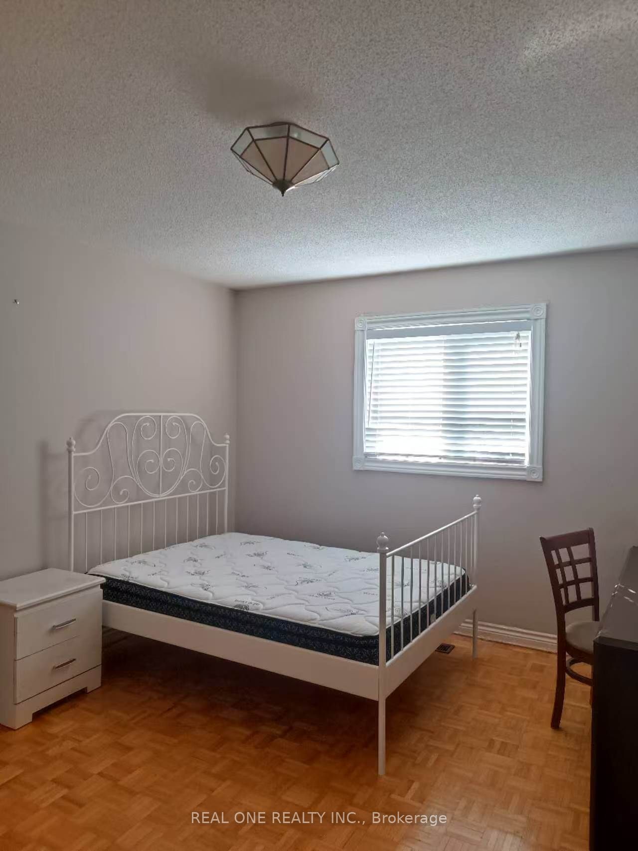 Room 1-5672 Shillington Drive, Mississauga, ON, L5R 3N5