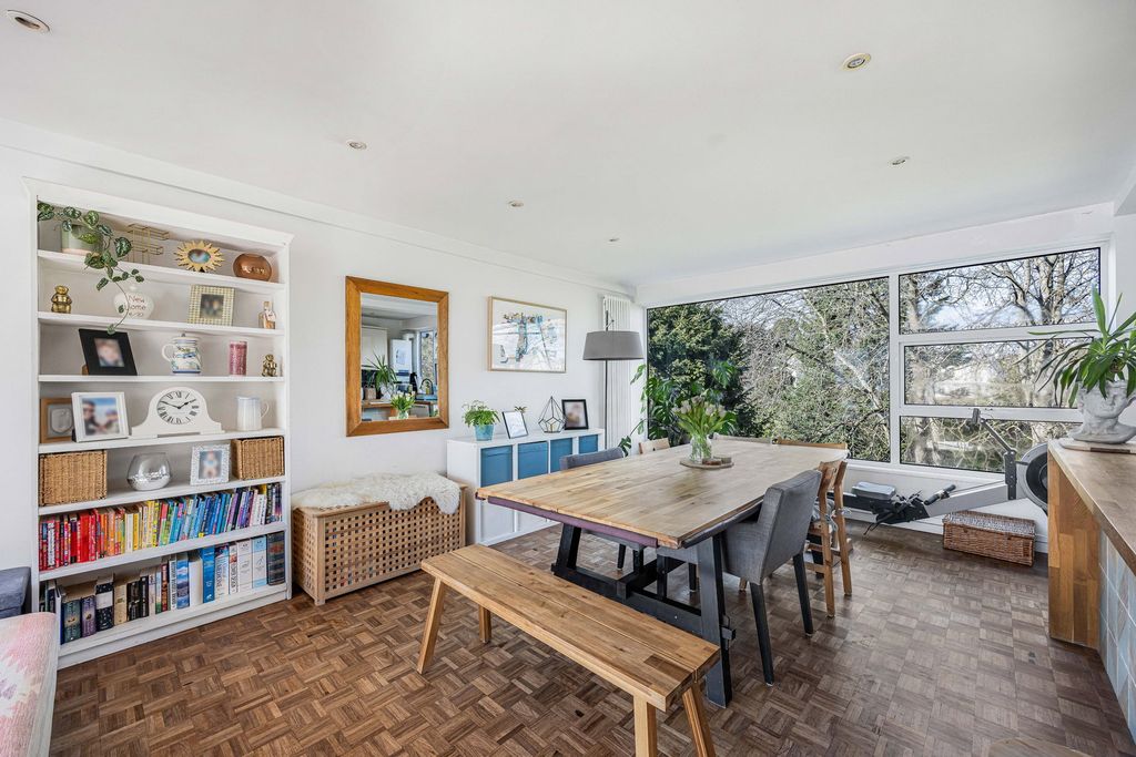 3 bed flat for salePark Place, Cheltenham GL50