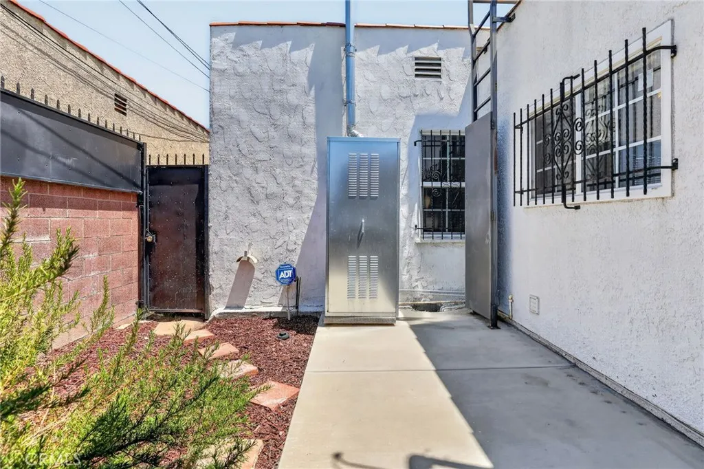 Additional image 19 of 7607 8th Avenue, Los Angeles, CA 90043