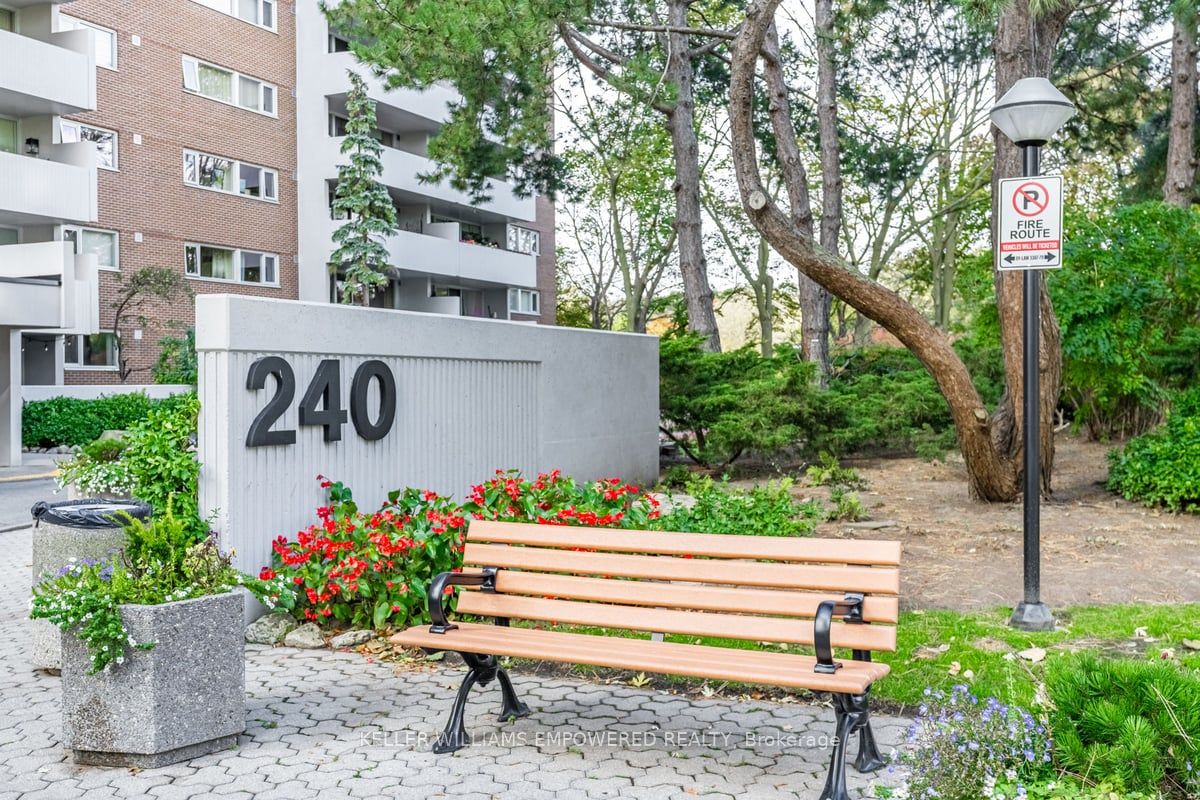 403-240 Scarlett Road, Toronto, ON, M6N 4X4