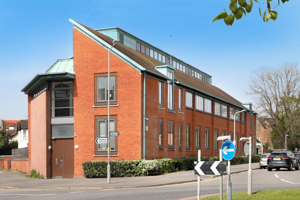 2 bed flat for saleReynolds Court, Baring Road, Beaconsfield HP9