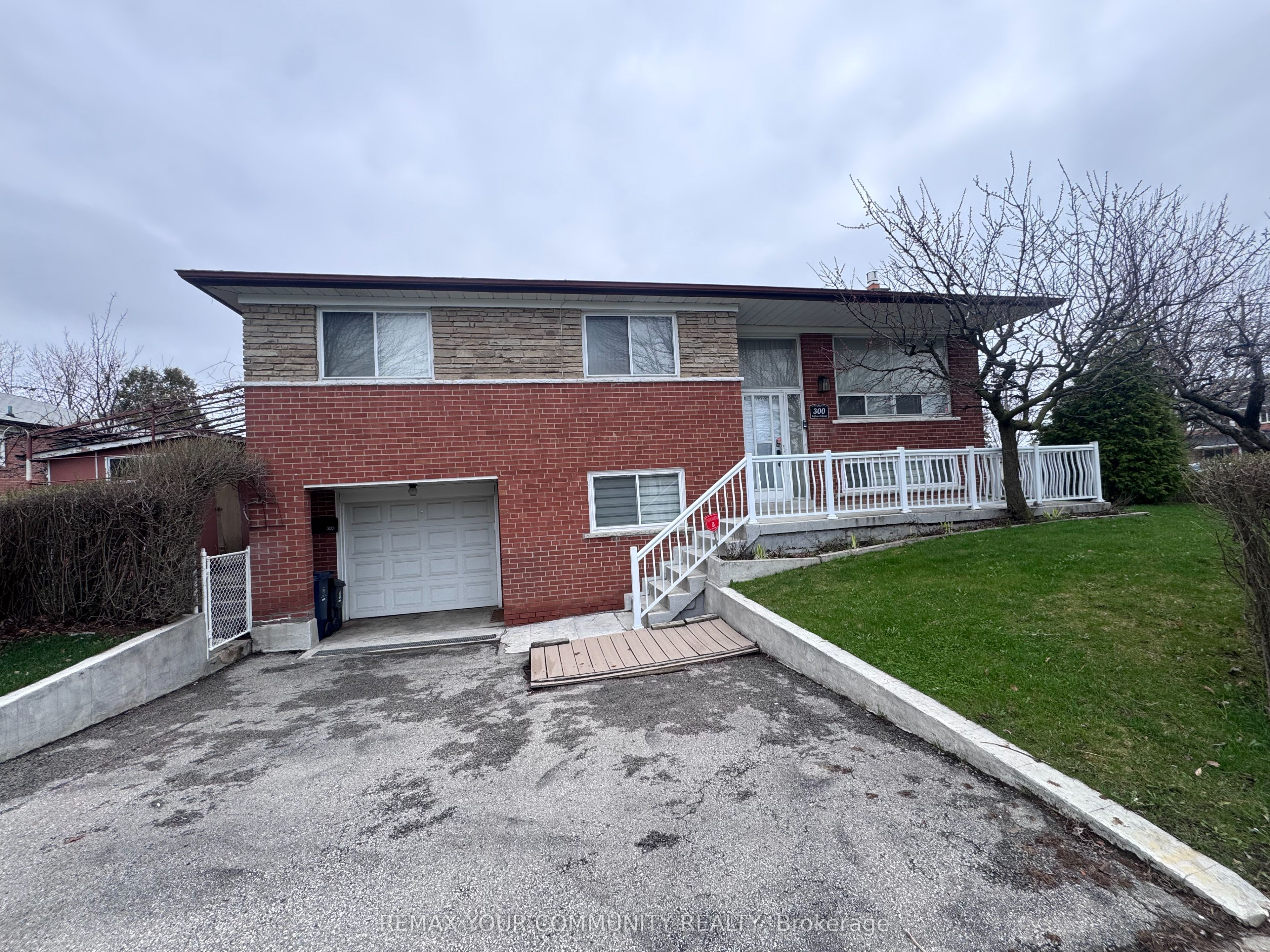 UPPER-300 Driftwood Avenue, Toronto, ON, M3N 2P1