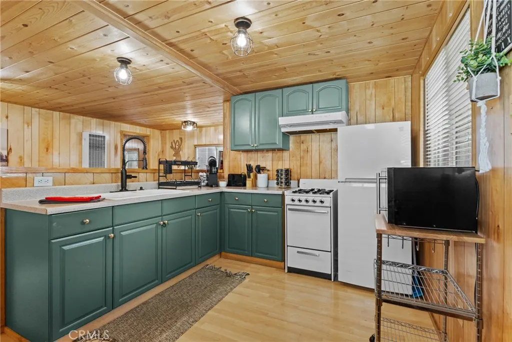 Additional image 4 of 317 Moreno Ln, Sugarloaf, CA 92386