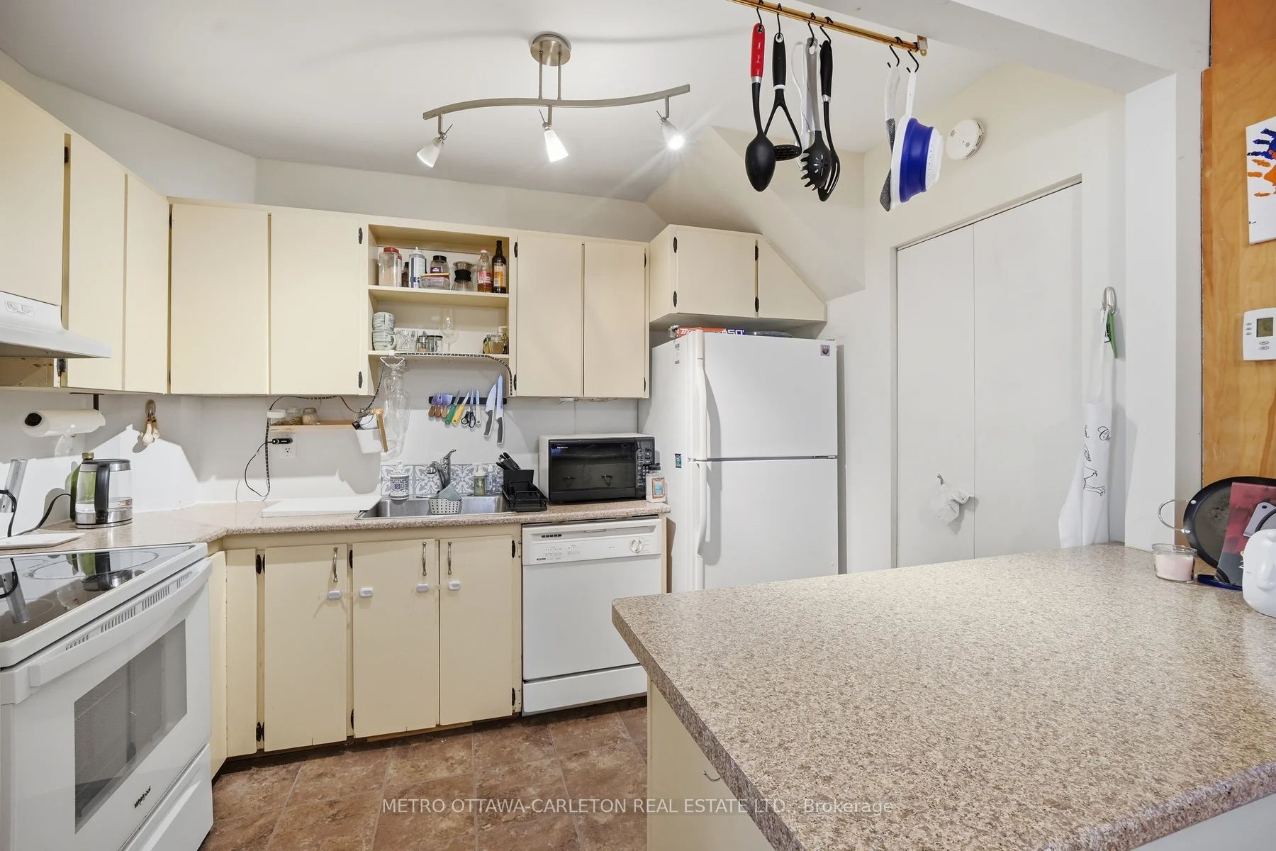 Additional image 3 of 556 Melbourne Avenue, Ottawa, ON, K2A 1W8