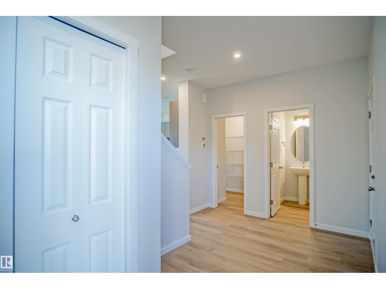 Additional image 4 of 936 18 Avenue NW, Edmonton, AB, T6T2V2