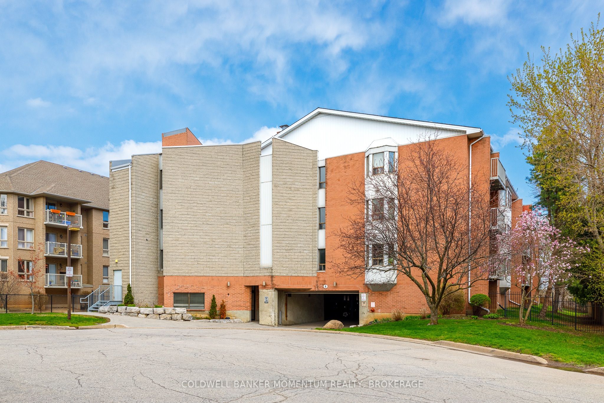 206-6 Niagara Street, Grimsby, ON, L3M 5A4