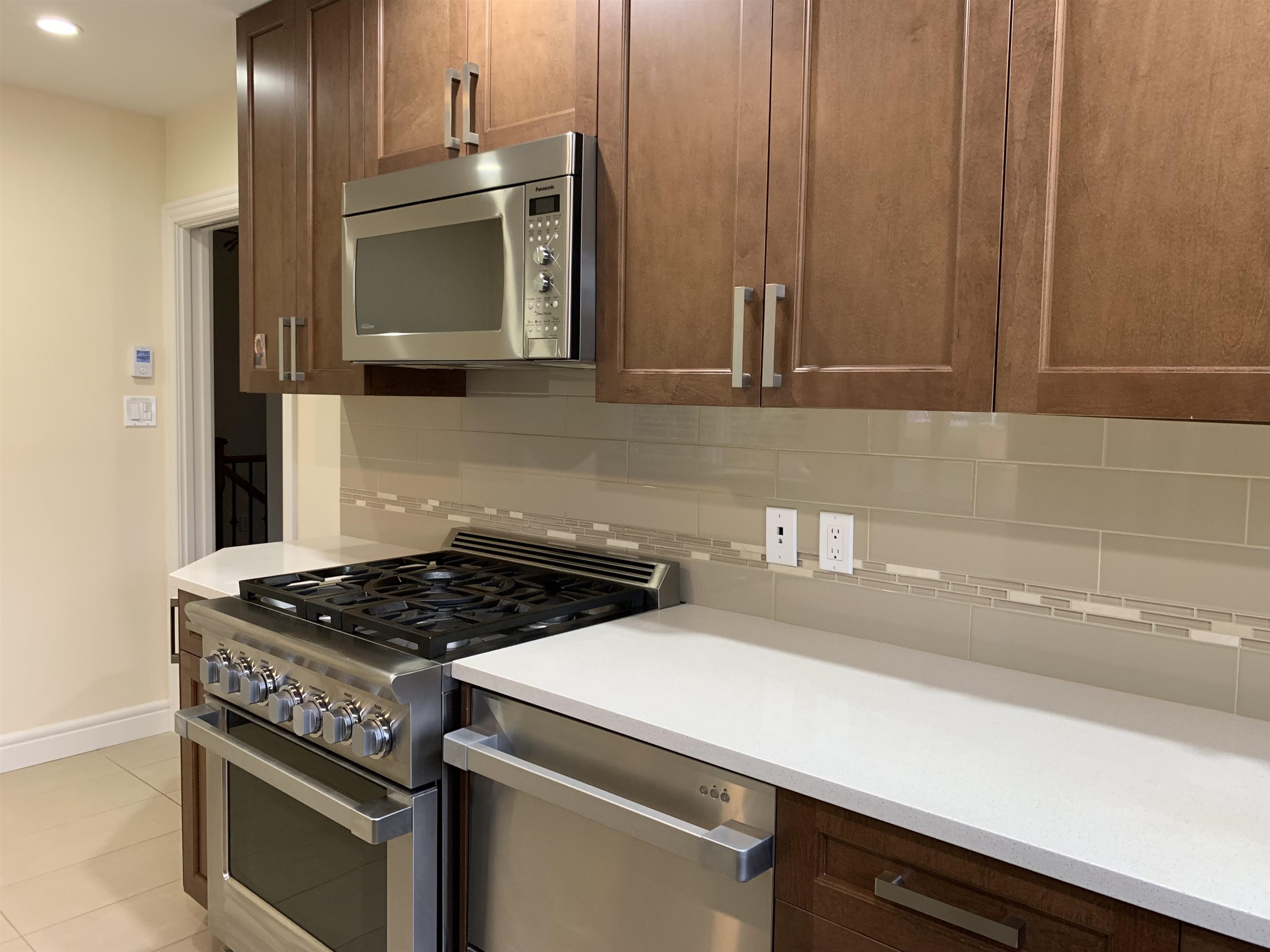 Additional image 3 of 552 22nd Street W, North Vancouver, BC, V7M 2A5
