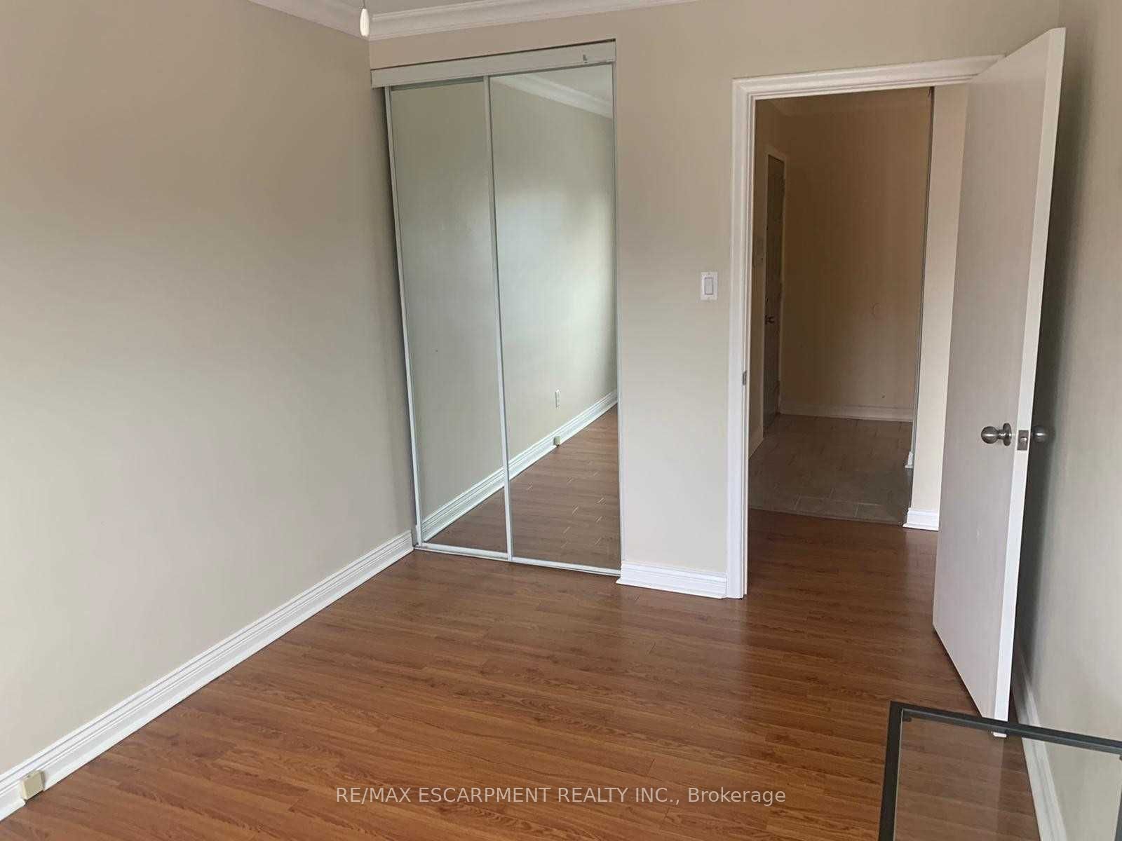 Additional image 3 of 1-243A Lakeshore Road E, Mississauga, ON, L5H 1G5