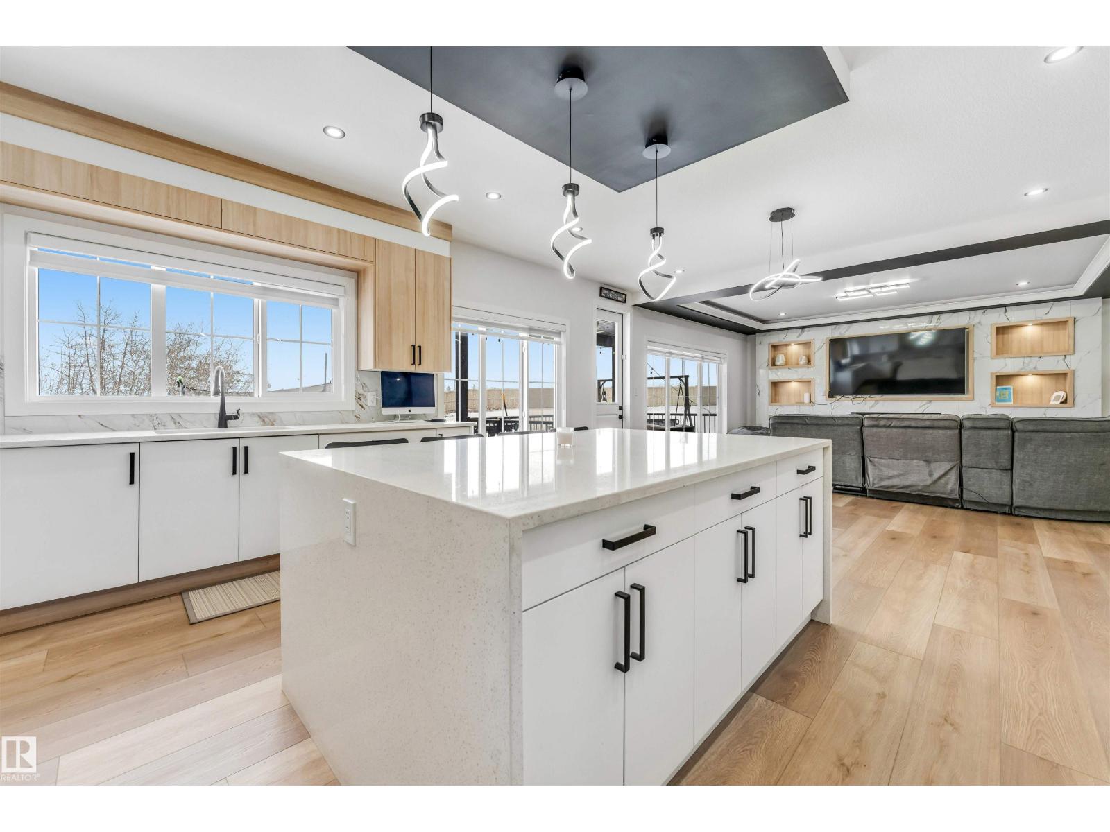 Additional image 3 of 304 33 Avenue NW, Edmonton, AB, T6T2V8