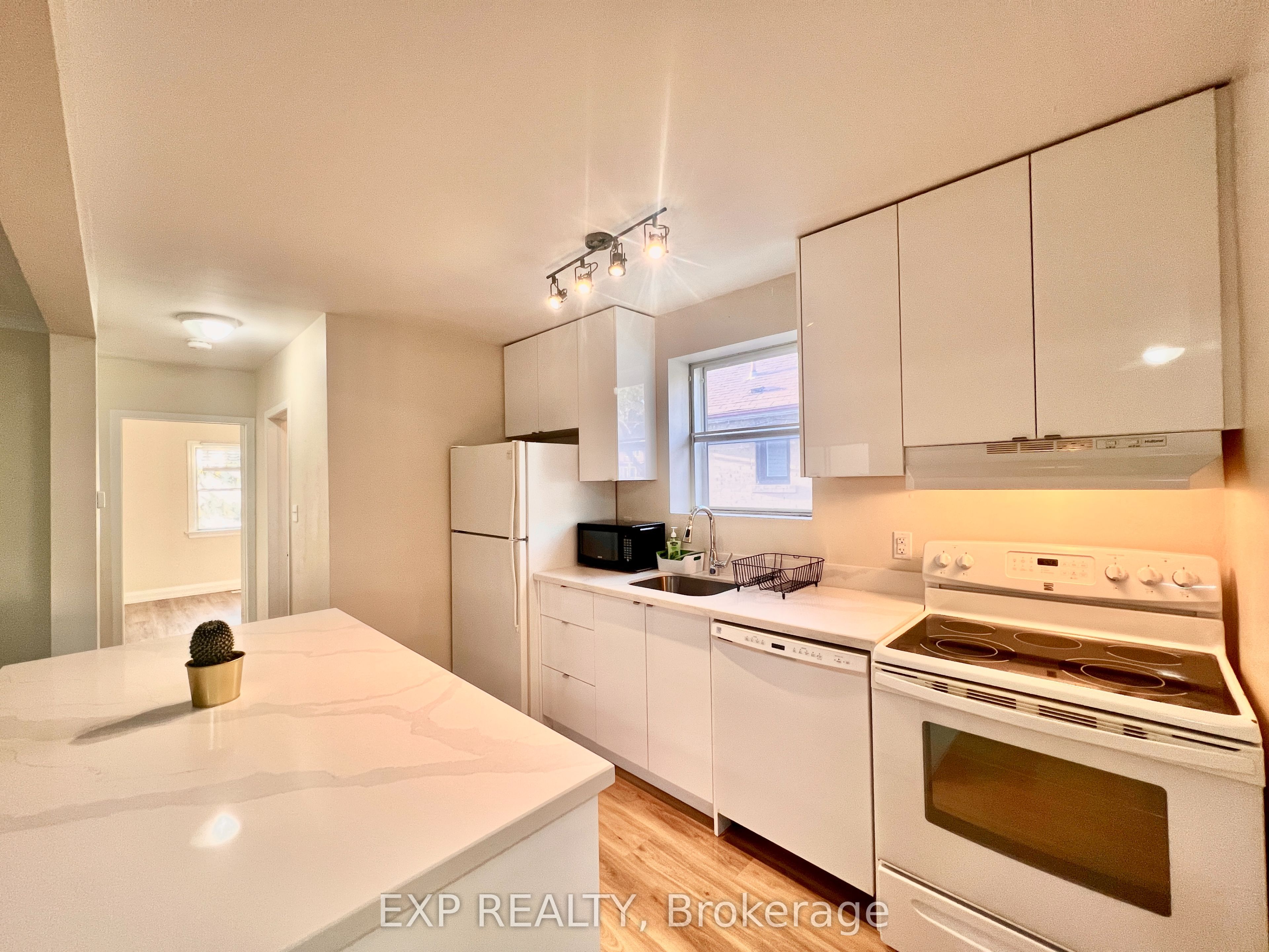Additional image 2 of 158 Hallmark Avenue, Toronto, ON, M8W 4K8