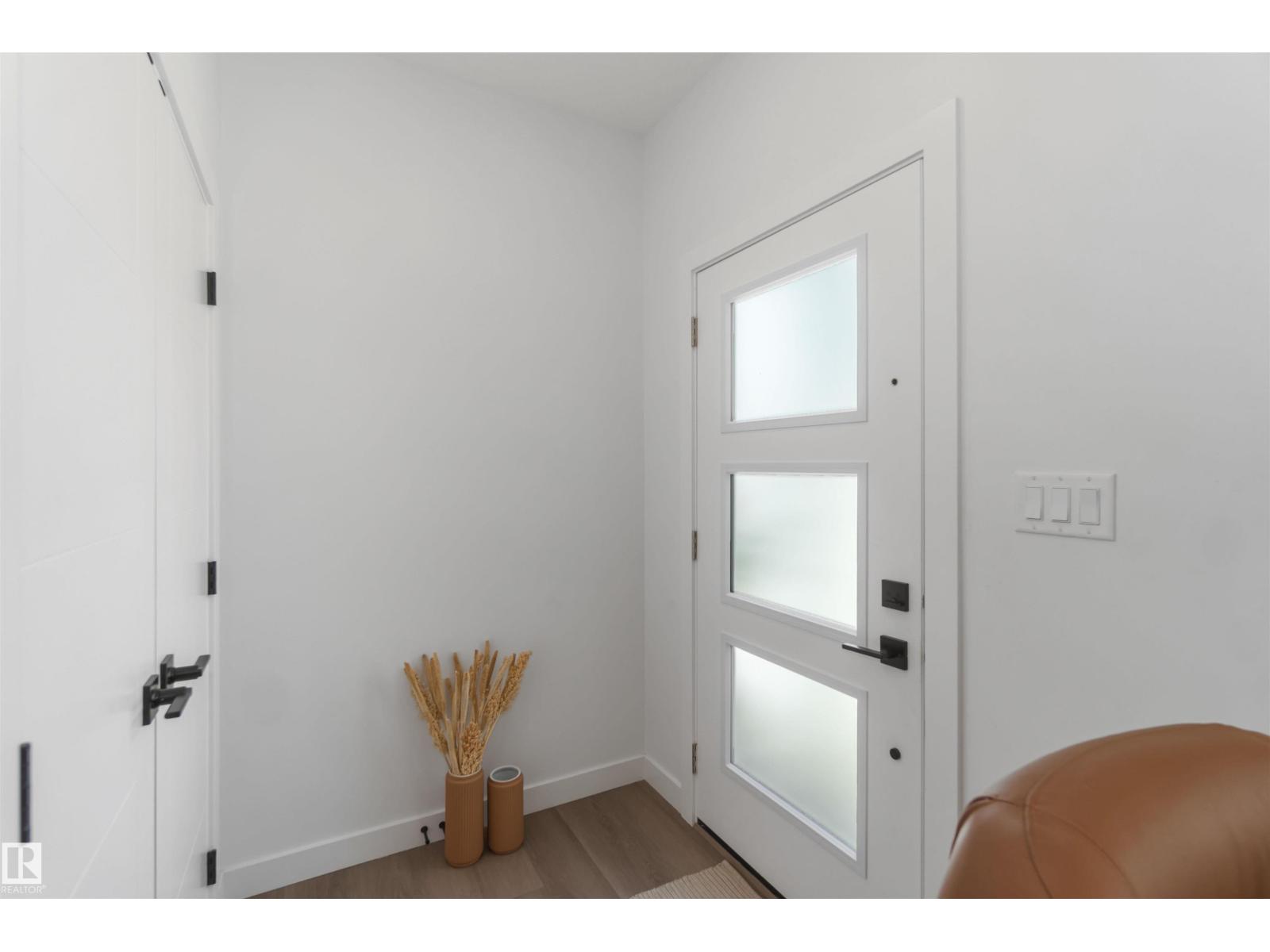 Additional image 3 of 124 28 Street SW, Edmonton, AB, T6A3L2
