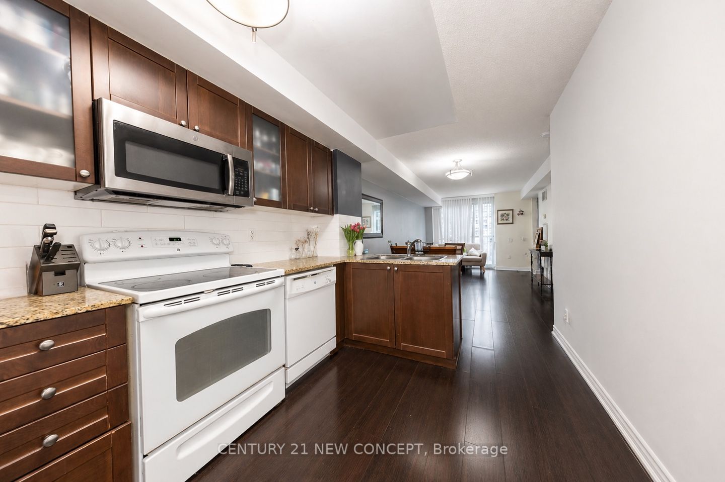 Additional image 3 of 404-761 Bay Street, Toronto, ON, M5G 2R2