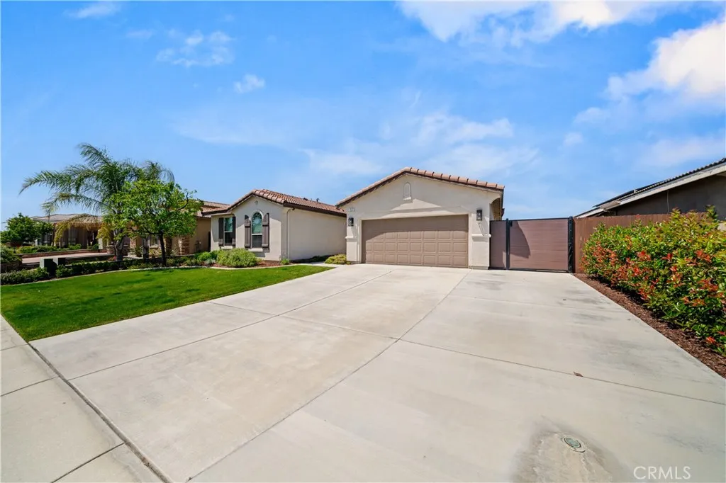 227 Hammersmith Dr, Bakersfield, CA 93314