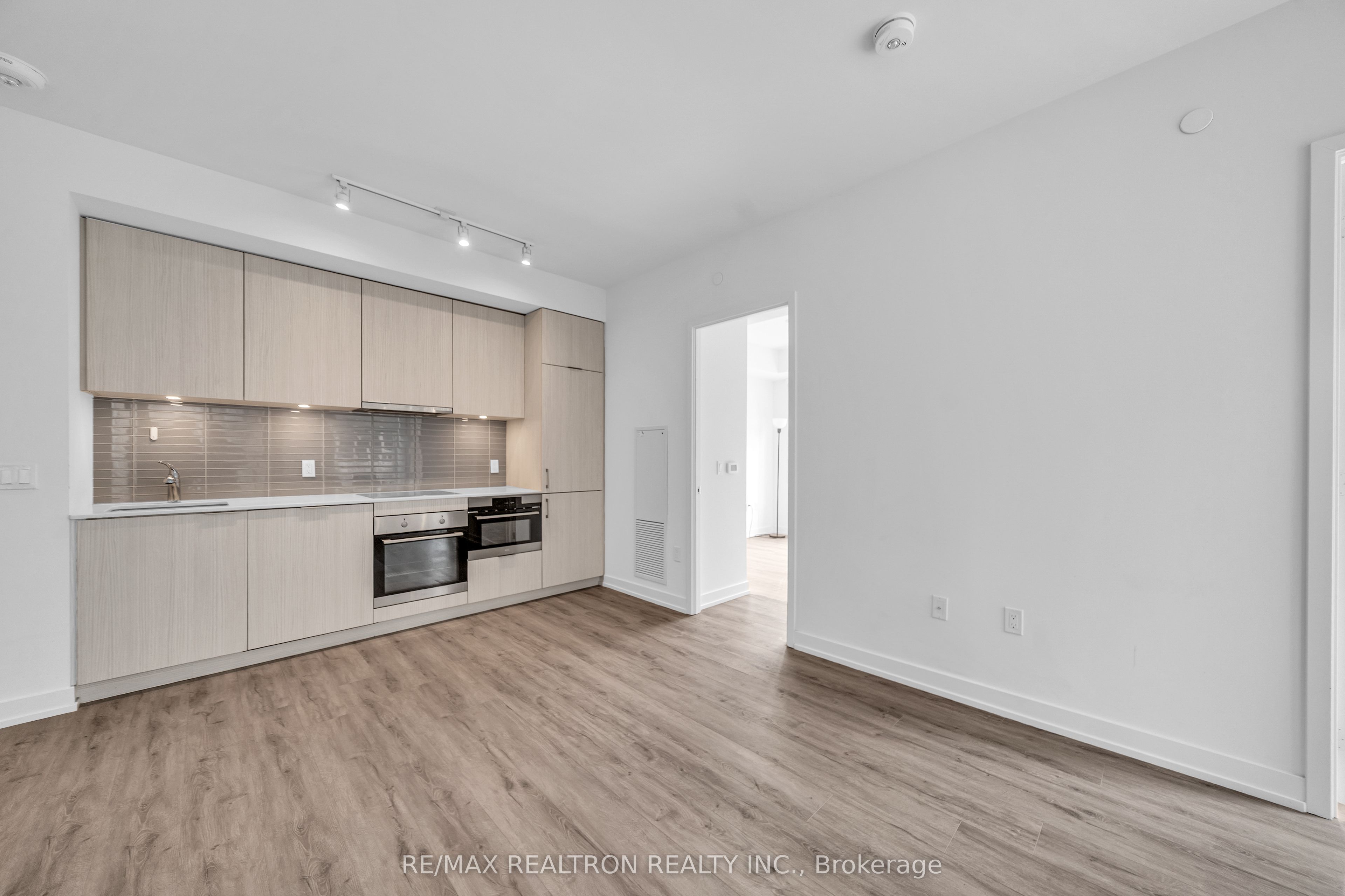 Additional image 4 of 203-158 Front Street E, Toronto, ON, M5A 0K9