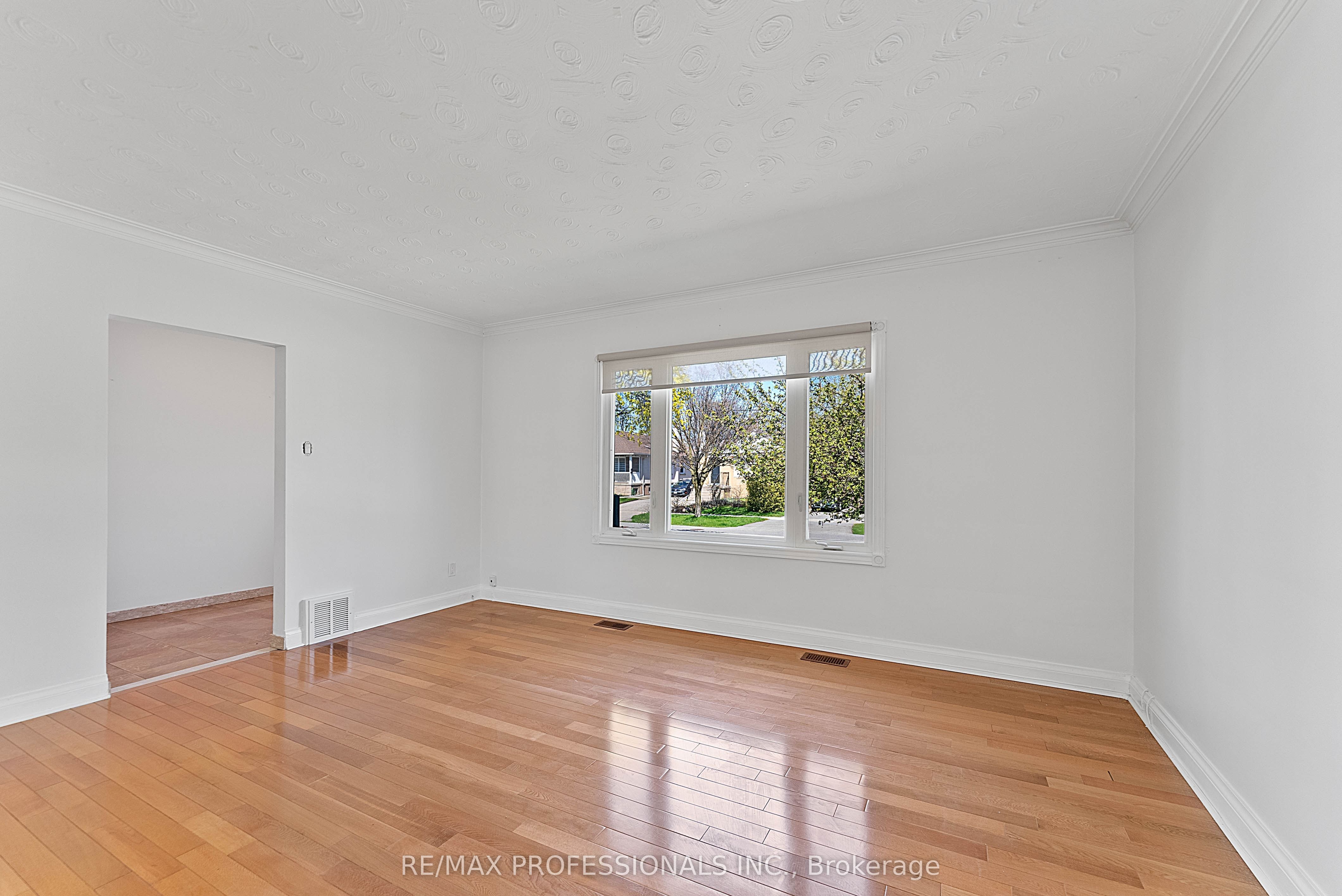 Additional image 3 of 46 Stock Avenue, Toronto, ON, M8Z 5C6