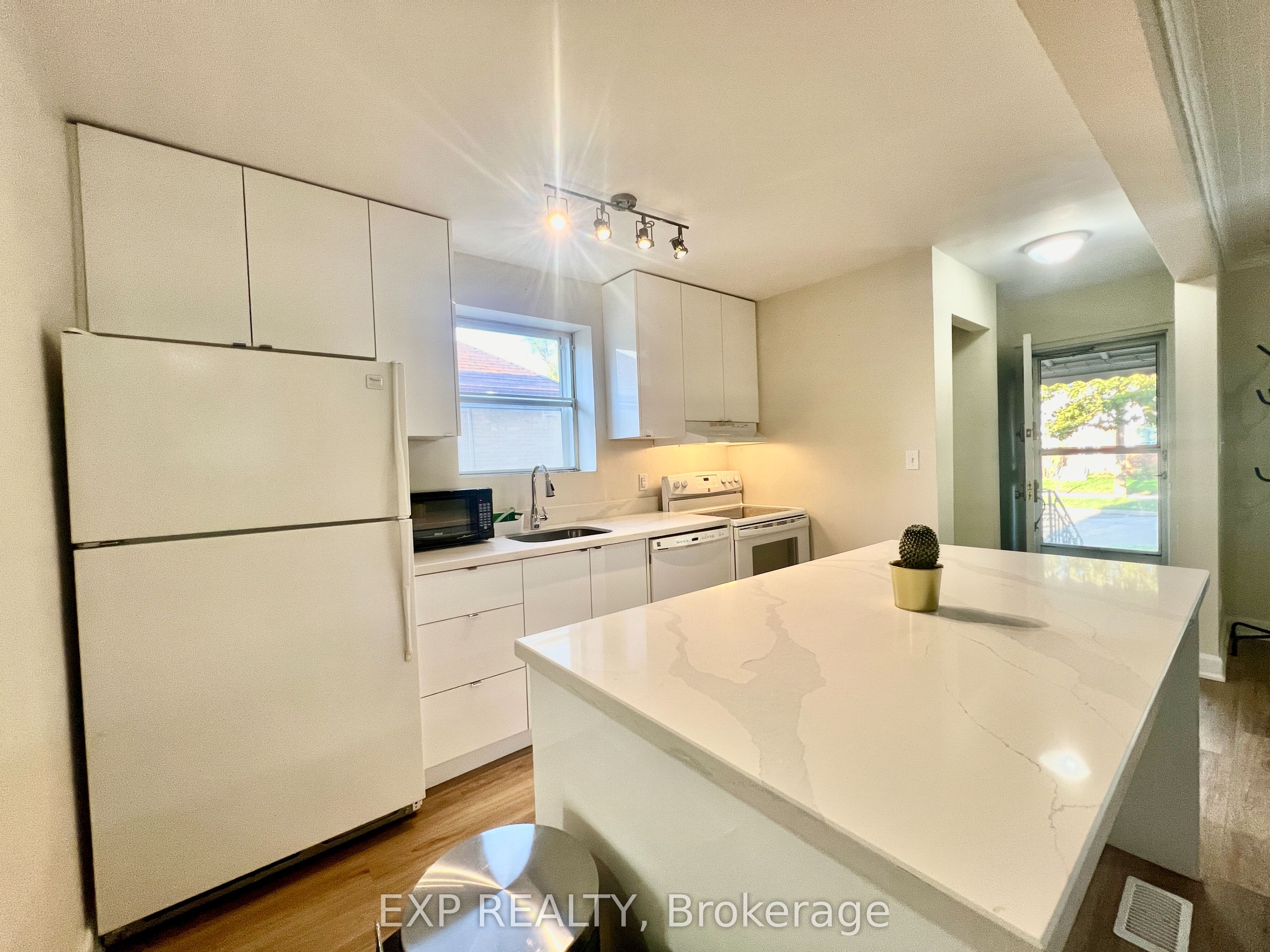 Additional image 3 of 158 Hallmark Avenue, Toronto, ON, M8W 4K8