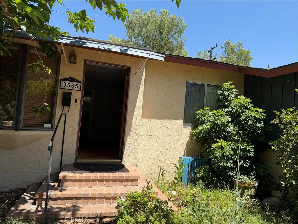 3555 Ross St, Riverside, CA 92503 photo 2