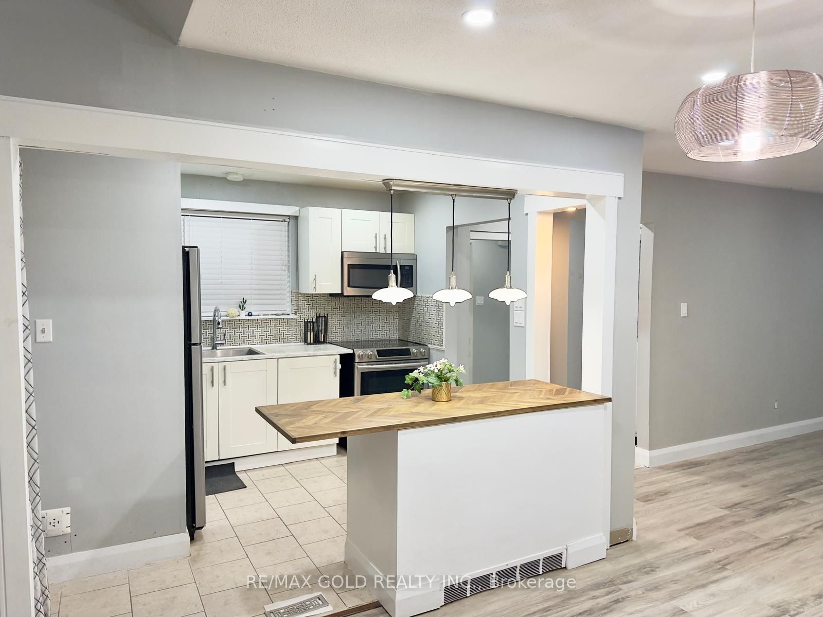 Additional image 3 of 156 Mooregate Crescent, Kitchener, ON, N2M 2G1