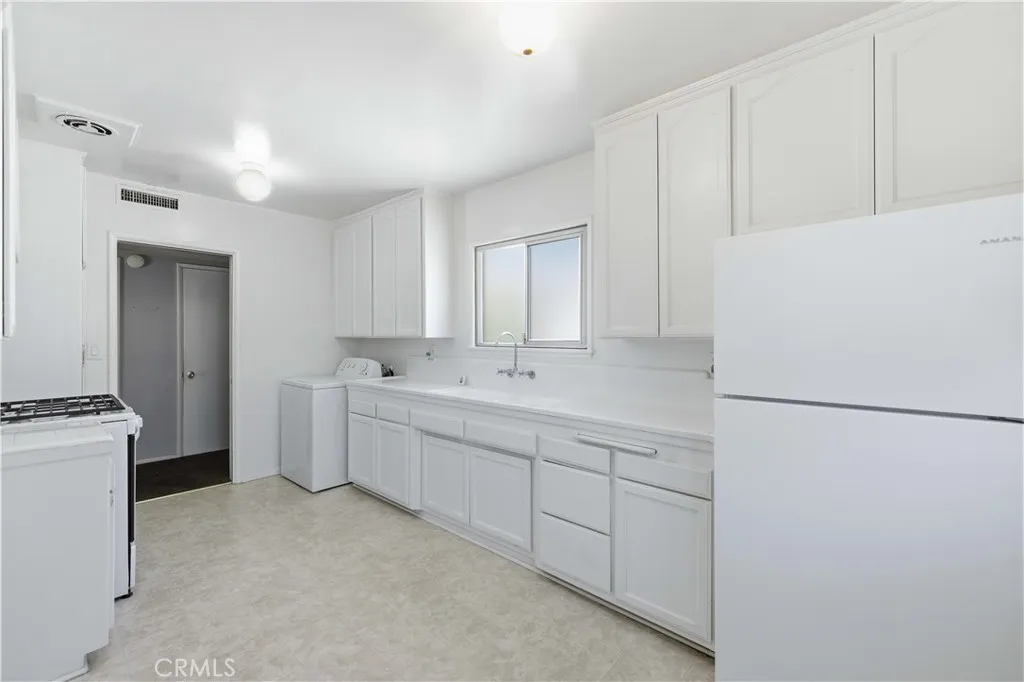 1438 W Ivyton St, Lancaster, CA 93534 photo 4