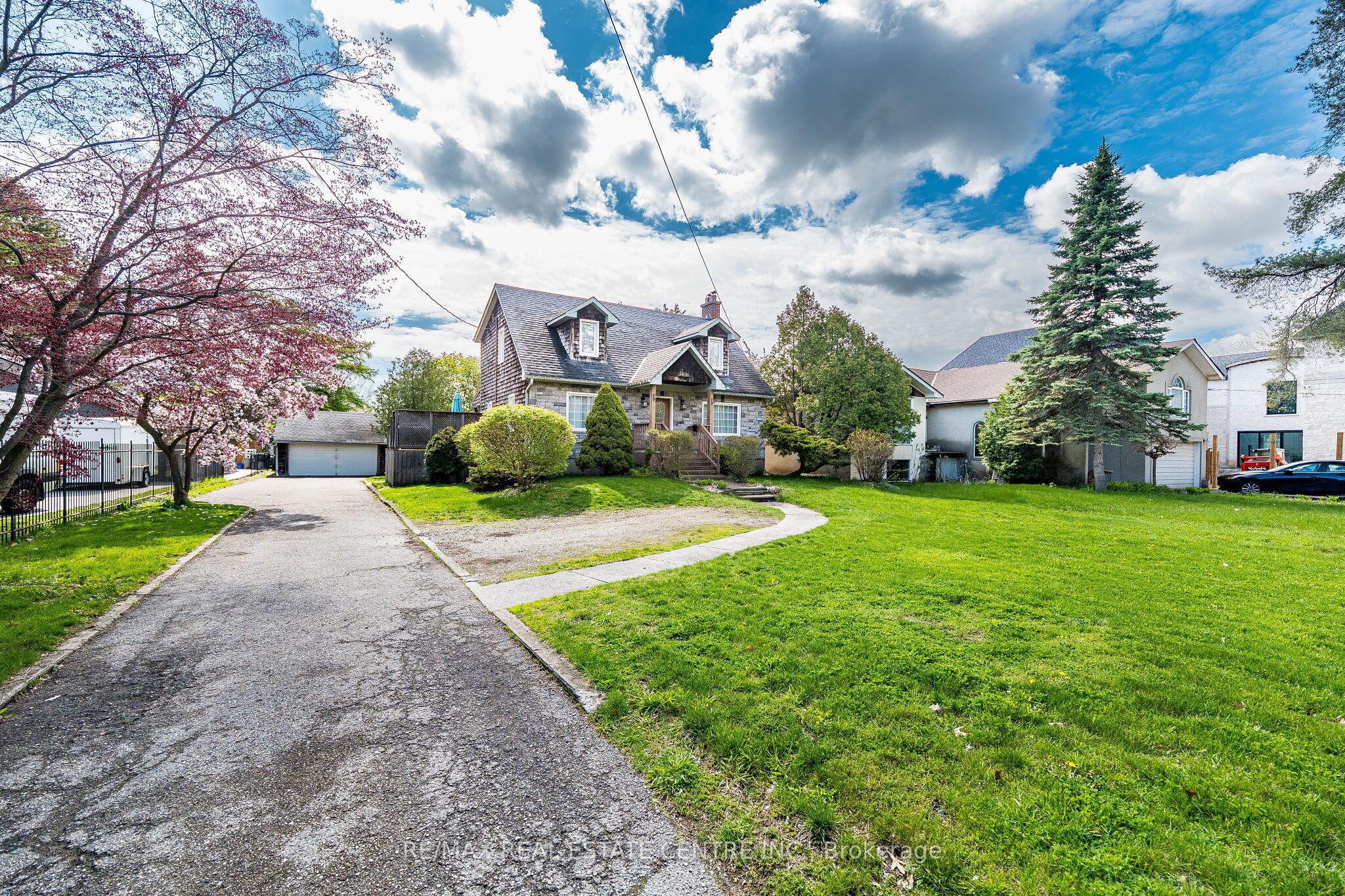2212 Mississauga Road, Mississauga, ON, L5H 2K9