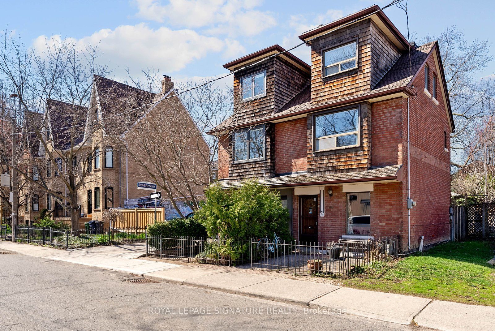 100 Sussex Avenue, Toronto, ON, M5S 1K3